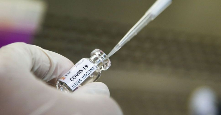 Вакцину против коронавируса получит 20% украинцев