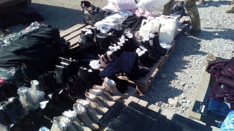 Под Мариуполем изъяли брендовую одежду и обувь на сумму около 250 тысяч гривен (ФОТО)
