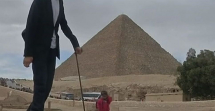 Встретились самый высокий мужчина и самая низкая женщина планеты (ВИДЕО)