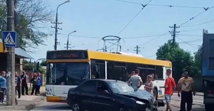 В Мариуполе столкнулись автобус, легковушка и грузовик: заблокировано движение транспорта