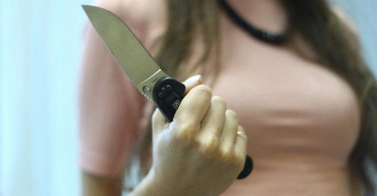В Мариуполе 59-летняя женщина ножом ударила своего знакомого