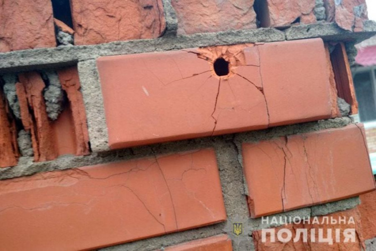 В Донбассе мужчина открыл огонь по жилому дому (ФОТО)