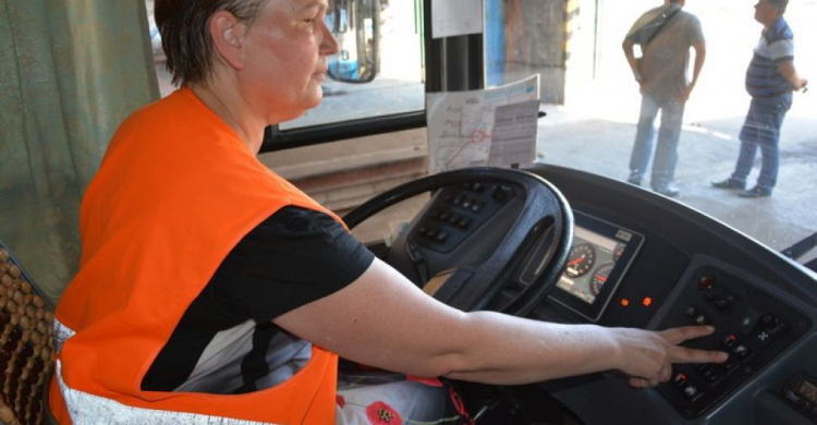 Нелегкий труд: как работается водителям и кондукторам в Мариуполе (ФОТО)