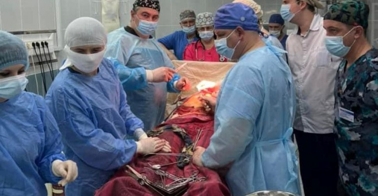 В Мариуполь прилетели столичные хирурги, чтобы спасти «тяжелую» пациентку