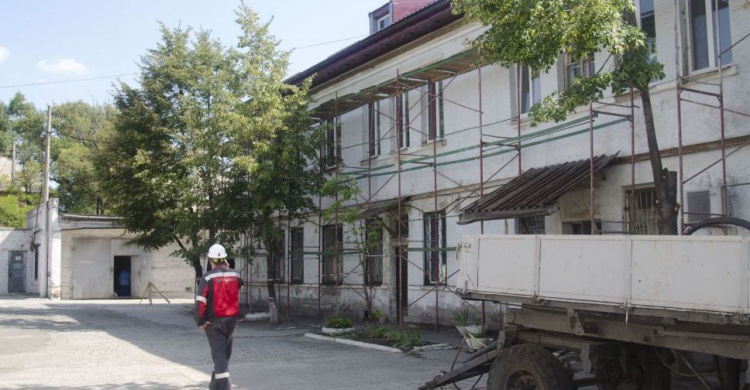 В Мариуполе ремонтируют «место встречи» ветеранов-металлургов