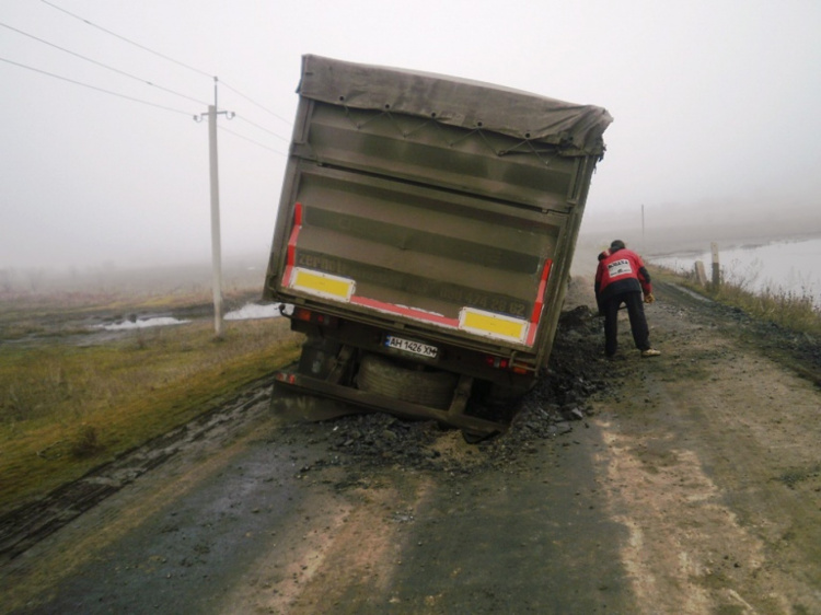 Перегруженная фура в Донецкой области разрушила дорогу между селами (ФОТО)