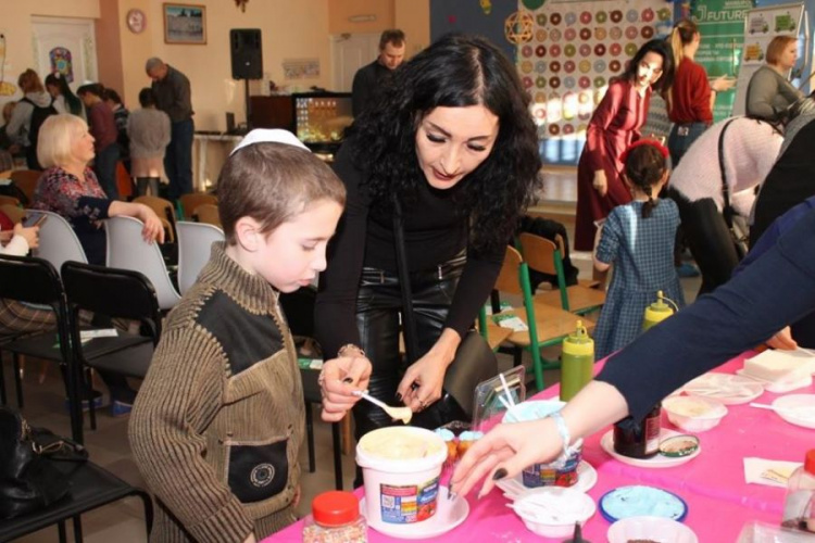 В Мариуполе для детей Донецкой области устроили праздник Хануки (ФОТО)