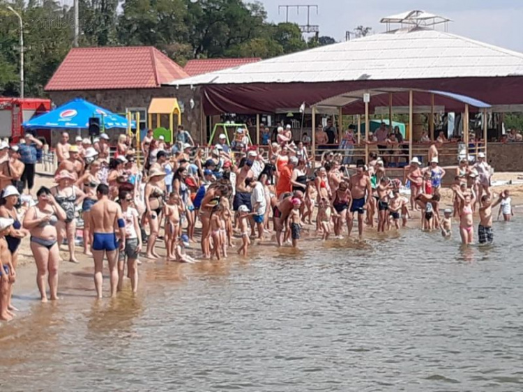 В Мариуполь на яхте приплыл Нептун (ФОТОФАКТ)