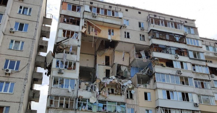 Взрыв в киевской многоэтажке: разрушено несколько этажей, есть погибший (ФОТО)