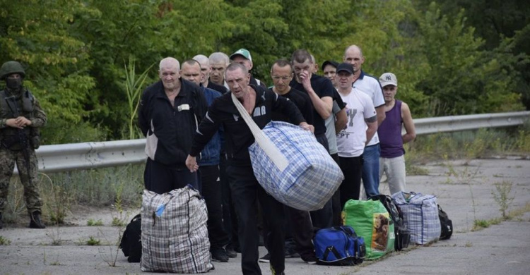 Украина забрала 64 заключенных из оккупированной части Донбасса (ФОТО)