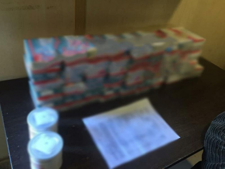 Из Мариуполя в оккупированный Донецк пытались вывезти обезболивающего на 25 тысяч гривен (ФОТО)