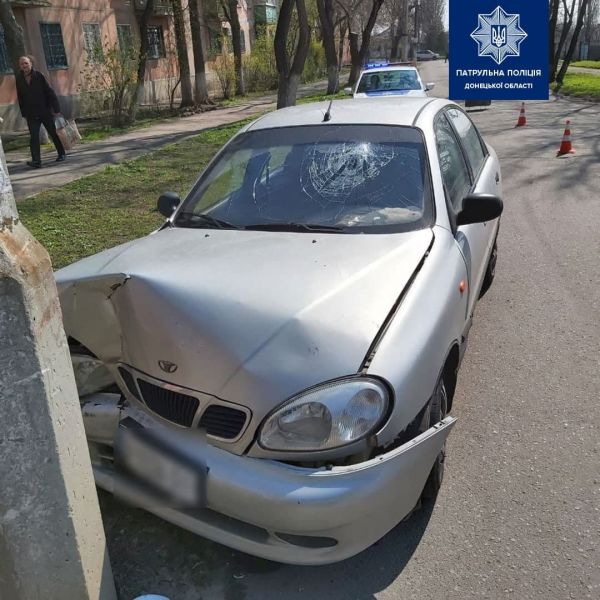 В Мариуполе автомобиль въехал в столб: есть пострадавший