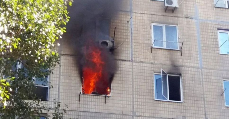 В Мариуполе горела многоэтажка, погибла девушка