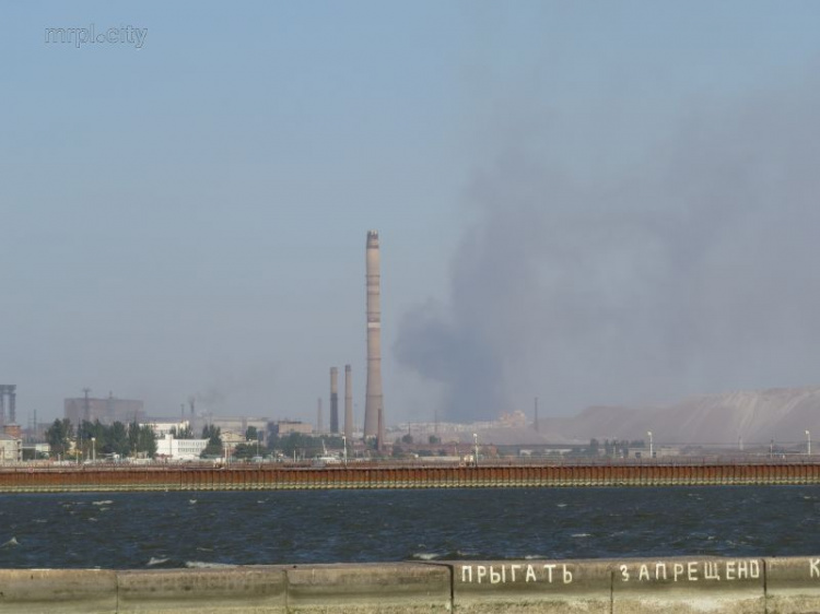 Над Мариуполем поднялся эпический столб дыма (ФОТОФАКТ)