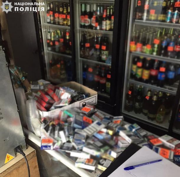 При обыске магазина в Мариуполе полиция изъяла опасную жидкость (ФОТО)