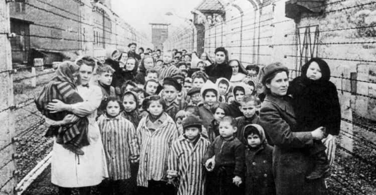 Мариуполь вспоминает жертв Холокоста. За годы нацисткой оккупации на Донетчине уничтожили 30 тысяч евреев