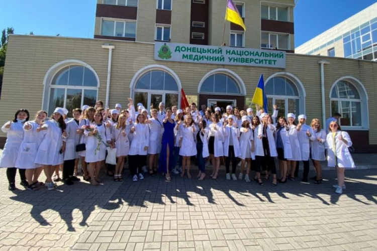 Шестьдесят первокурсников-медиков приняли присягу в Мариуполе