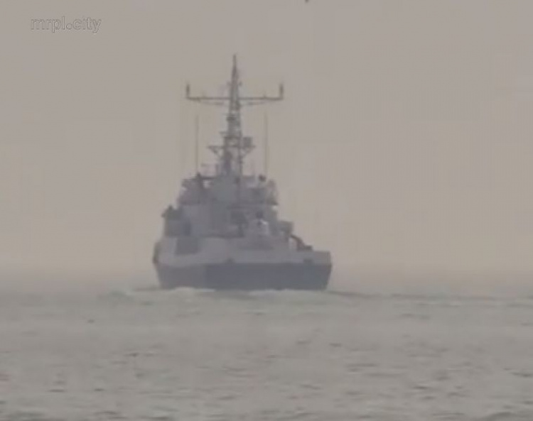 Корабль ФСБ России приблизился в Азовском море к боевому кораблю Украины у Мариуполя (ФОТО+ВИДЕО)