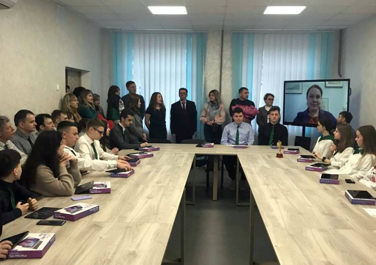 Маріупольський міський ліцей розпочав роботу у Києві: за парти сіли перші 30 студентів