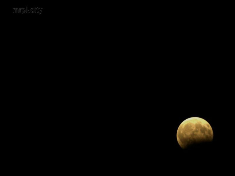 Мариупольцы наблюдают уникальное лунное затмение (ФОТОФАКТ)