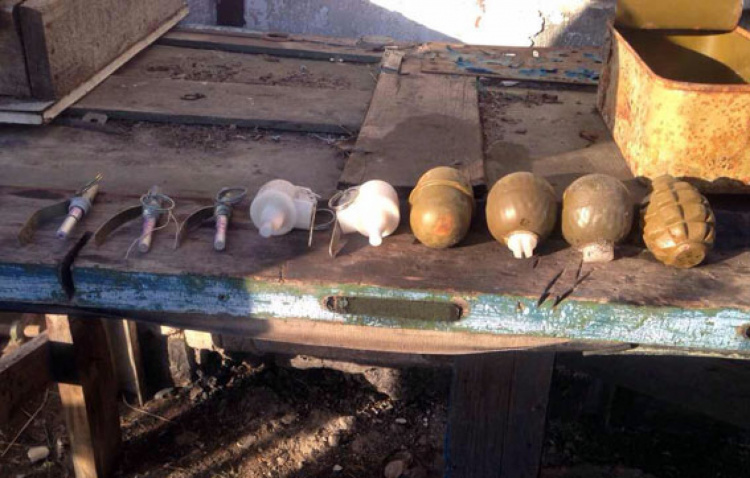 В Донецкой области гранаты соседствовали с банками с огурцами и компотом