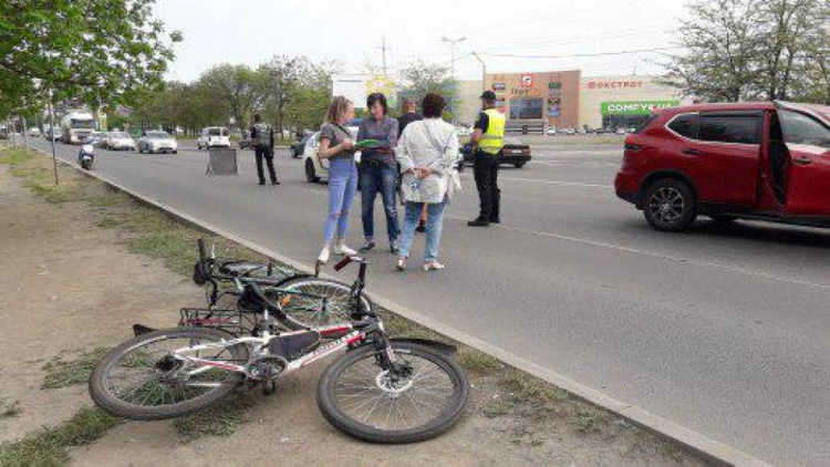 В Мариуполе 13-летний ребенок на велосипеде «влетел» в иномарку (ФОТО)