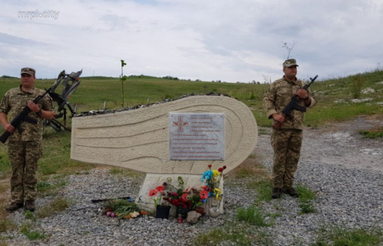 В честь погибших летчиков в небо над Донбассом поднялась сотня воздушных змеев (ФОТО)