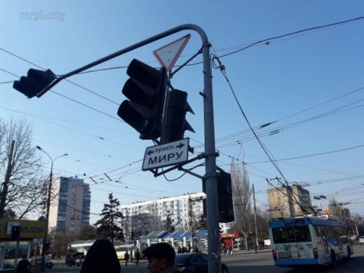 Грузовик в Мариуполе повредил два светофора (ФОТО)