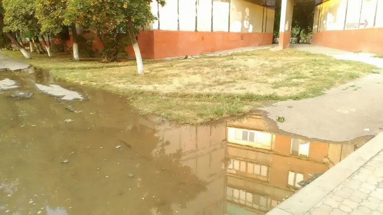 Питьевая вода заливает улицу в Левобережном районе Мариуполя (ФОТОФАКТ)