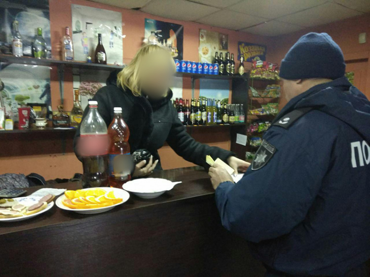 Мариупольские полицейские уничтожили 5 литров самогона (ФОТО)