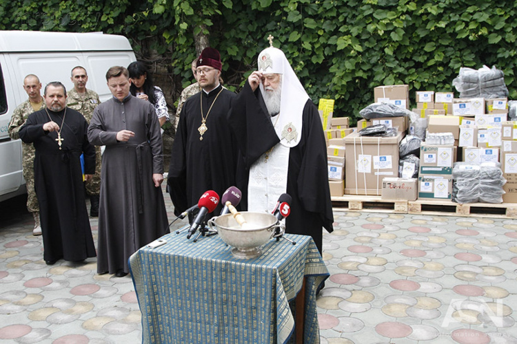 Патриарх Филарет передал медикаменты в военные госпитали Мариуполя и еще трех городов Донбасса (ФОТО)