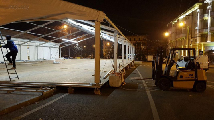 Инвестиционный форум: в центре Мариуполя появился палаточный «городок» (ФОТОФАКТ)