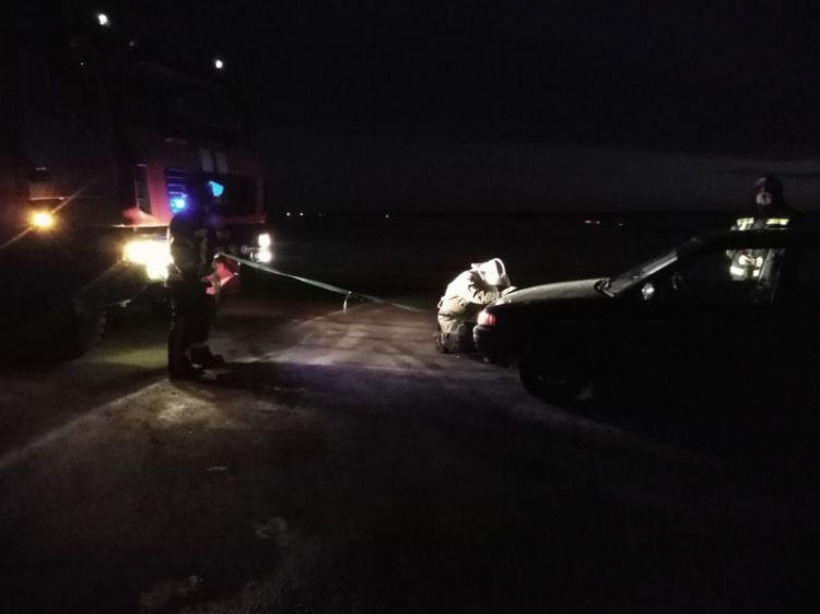 На дорогах под Мариуполем застревали грузовики и легковушки: понадобилась помощь спасателей (ФОТО)