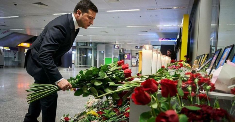 Зеленский настаивает на расследовании и выплате компенсаций семьям жертв авиакатастрофы
