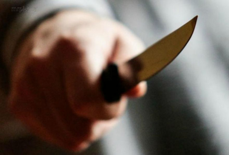 В Мариуполе военный ударил друга штык-ножом