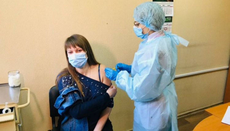 В Мариуполе от COVID-19 вакцинируют учителей и сотрудников МТТУ. Привиться могут все желающие