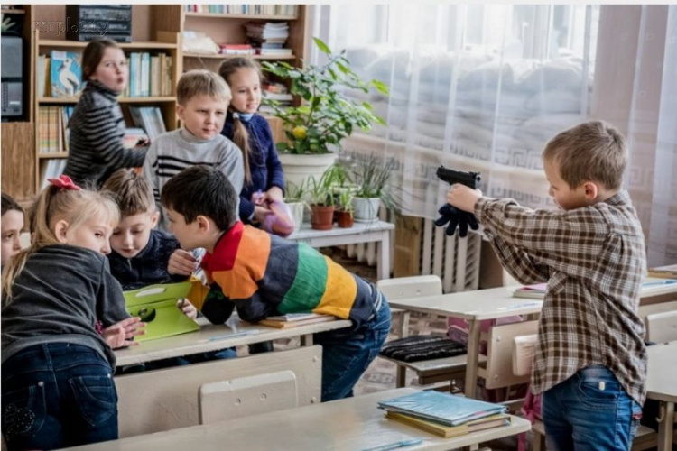 Дети прифронтовых городов Донбасса на фото немецкого журналиста поразили Европу (ФОТОРЕПОРТАЖ)
