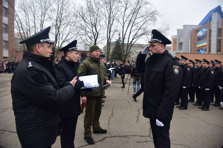 Ряды полиции Донецкой области пополнили более 30 молодых лейтенантов