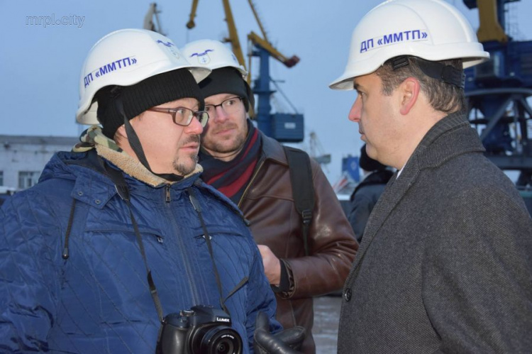Порты Мариуполя и Бердянска посетил министр Омелян и зарубежные журналисты (ФОТО)