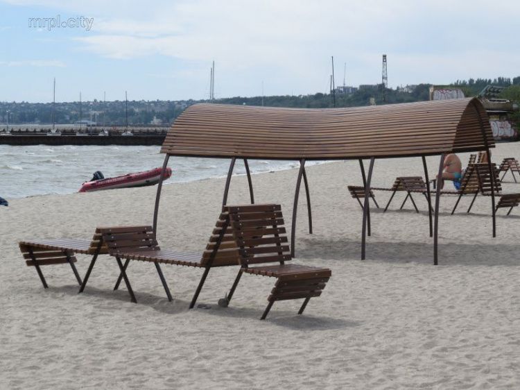 На побережье Мариуполя появились лабиринтные конструкции для отдыхающих (ФОТОФАКТ)