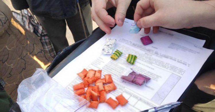 Прятал пакеты с наркотиками в неприметных местах: в Мариуполе поймали закладчика (ФОТО)