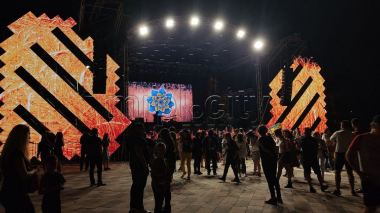 Празднование Дня Независимости Украины в Мариуполе завершилось зажигательным концертом