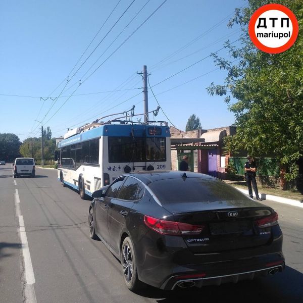 В Мариуполе легковушка протаранила троллейбус