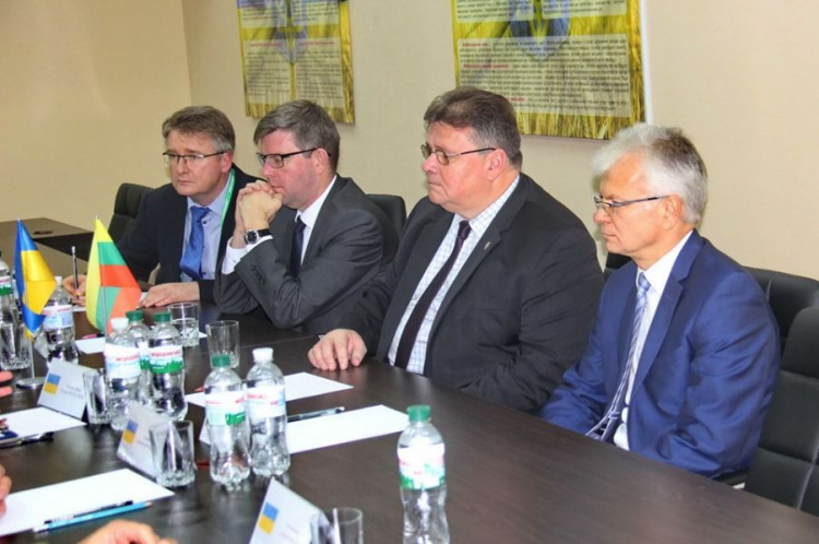 Дипломаты из Литвы посетили Широкино и пообщались с военными (ФОТО)