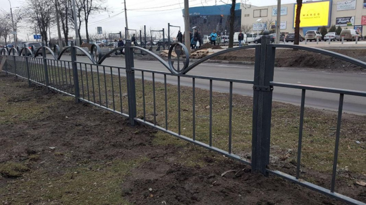 На оживленном участке дороги в Мариуполе монтируют остановку и забор (ФОТОФАКТ)