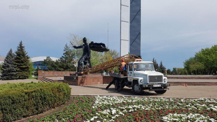 В Мариуполе обновляют гигантский памятник Воину-освободителю (ФОТОФАКТ)