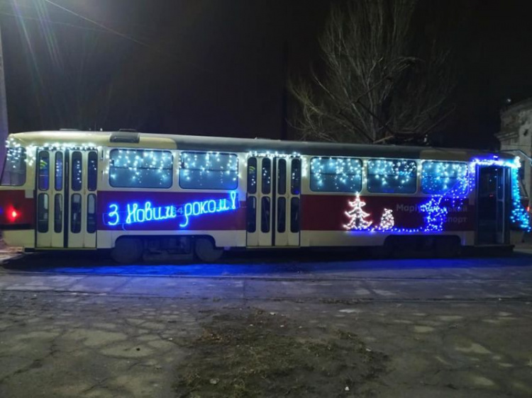 Мариупольский транспорт «принарядили» к праздникам: для пассажиров готовят сюрпризы