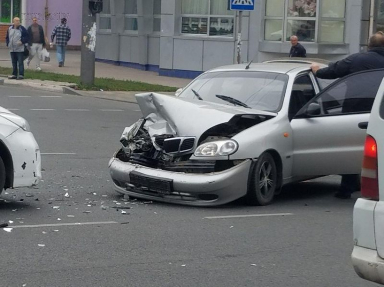 В центре Мариуполя столкнулись Mitsubishi и Daewoo. Пострадали два человека (ФОТО+ДОПОЛНЕНО)