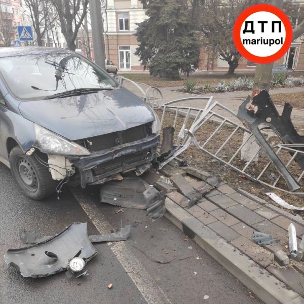 В центре Мариуполя водитель снес ограждение, а на одном из проспектов столкнулись четыре авто