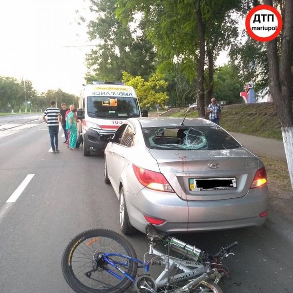 В вечернем Мариуполе произошли аварии: сбили 12-летнего ребёнка и пострадал велосипедист 